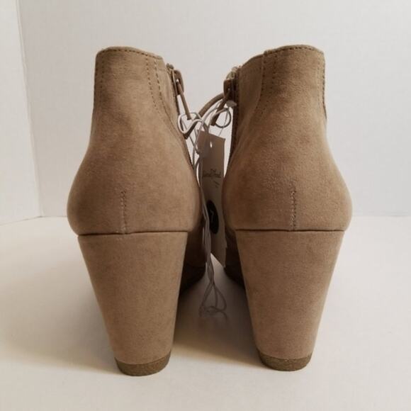NWT Universal Thread Sz 9.5 BESSIE Tan Wedge Boots Bootie - Picture 7 of 7